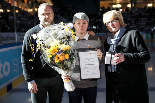 Skellefteås Linus Hedman får pris av Lasse Marklund som