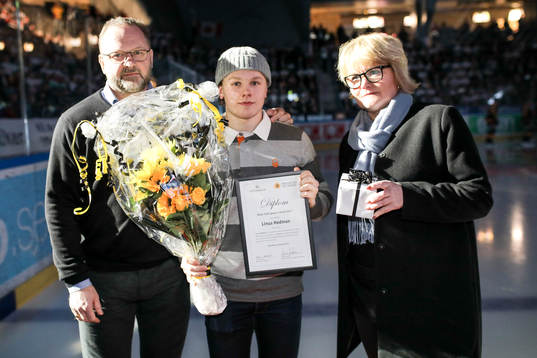 Skellefteås Linus Hedman får pris av Lasse Marklund som