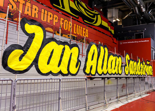 Ett tifo för att hedra Luleås Jan Sandström förbereds