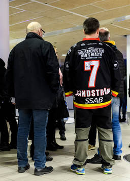 En supporter med Jan Sandström matchströja