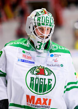 Rögles målvakt Anders Lindbäck på uppvärmningen