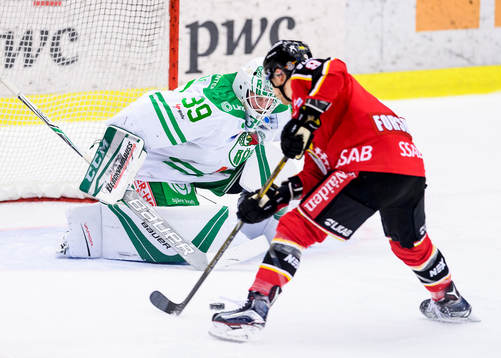 Rögles målvakt Anders Lindbäck räddar ett friläge