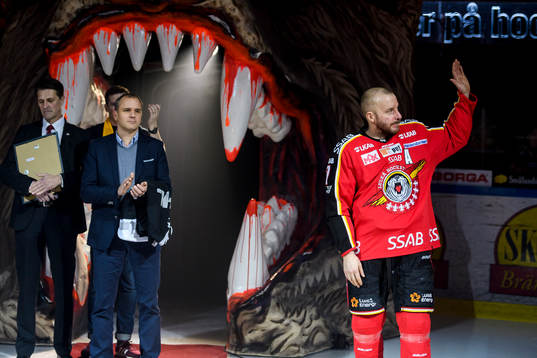 Luleås Jan Sandström hyllas av hemmapubliken