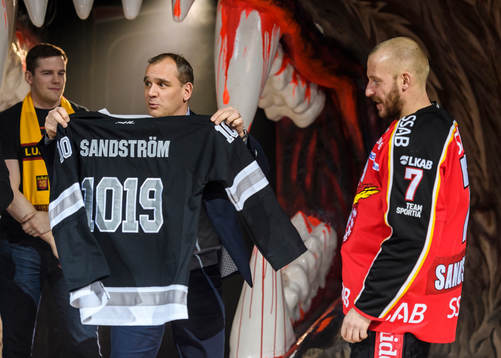 s sportchef Johan Hemlin delar ut en tröja till Luleås