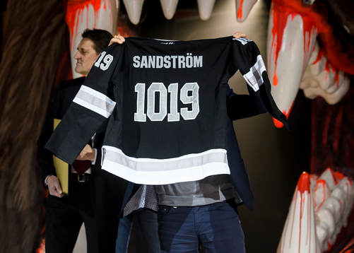 s sportchef Johan Hemlin delar ut en tröja till Luleås