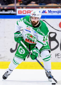 Rögles Jack Connolly med pucken