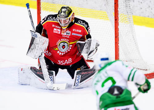 Luleås målvakt Joel Lassinatti räddar ett skott