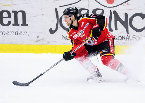Luleås Petter Emanuelsson med pucken