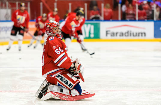 Timrås målvakt Adam Ohre värmer upp