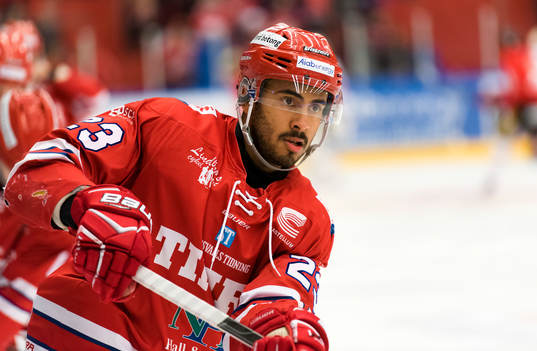 Timrås Jeremy Boyce-Rotevall värmer upp innan