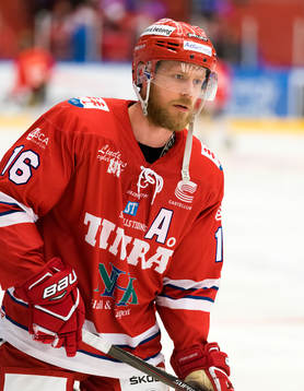 Timrås Sebastian Lauritzen  värmer upp innan