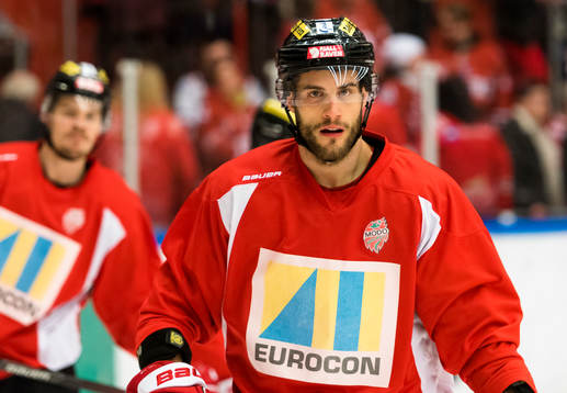 Modos Jan Brejcak värmer upp innan ishockeymatchen i