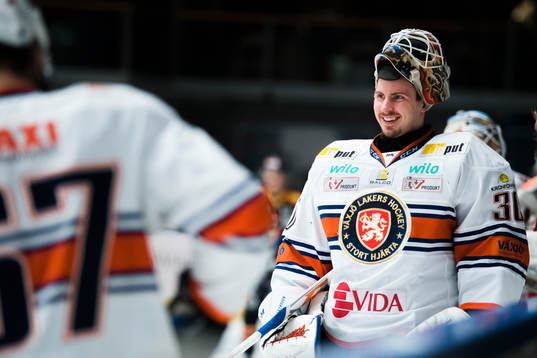 Växjös målvakt Joacim Eriksson före ishockeymatchen i