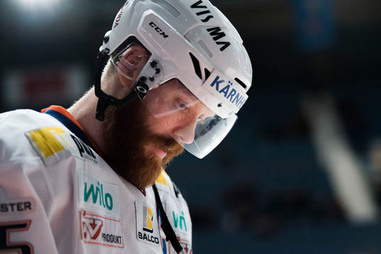 Växjös Liam Reddox föreishockeymatchen i SHL mellan