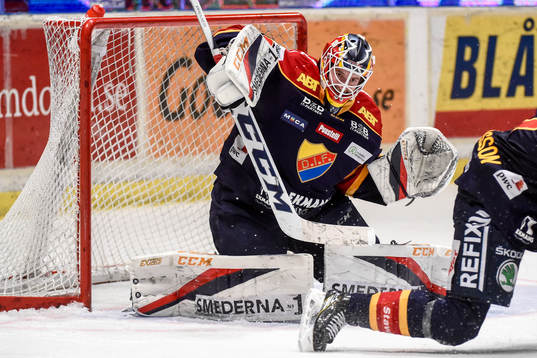 Djurgårdens målvakt Adam Reideborn räddar skott