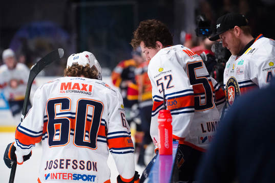 Växjös Arvid Lundberg får hjälp av Erik Josefsson och