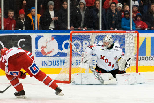 Timrås Jonathan Dahlén skjuter 2-1 målet
