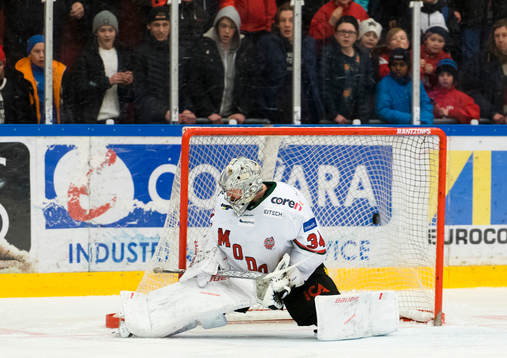 Modos målvakt Erik Hanses släpper in 2-1 målet