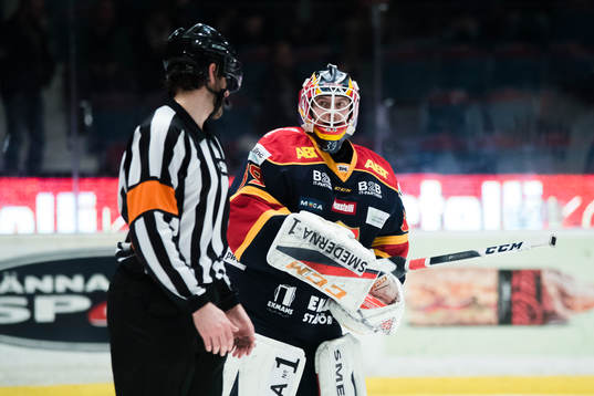 Djurgårdens målvakt Adam Reideborn i samtal med domaren