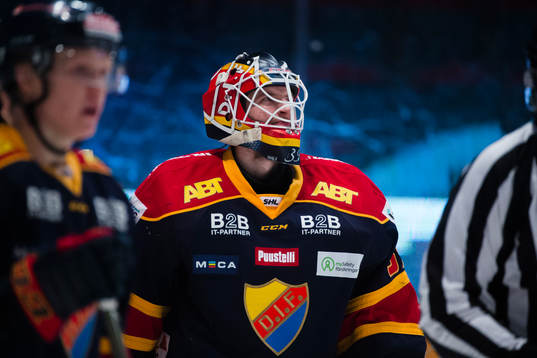 Djurgårdens målvakt Adam Reideborn nder ishockeymatchen i