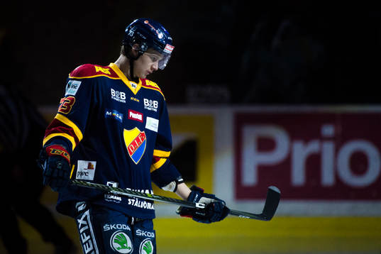 Djurgårdens Adam Ollas Mattsson före ishockeymatchen i