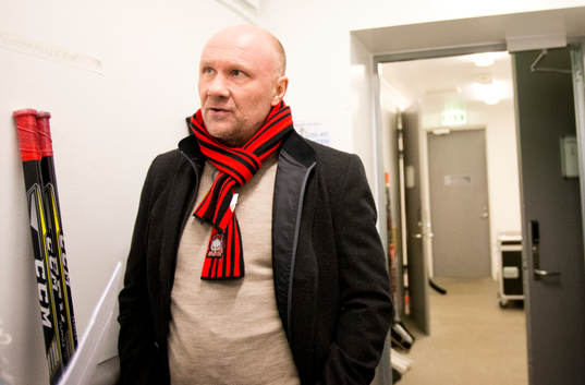 Malmö Redhawks tränare Peter Andersson blir intervjuad