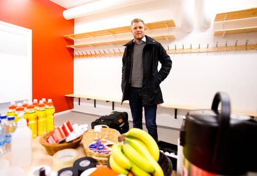 Linjedomare Simon Hillborg i domarnas omklädningsrum