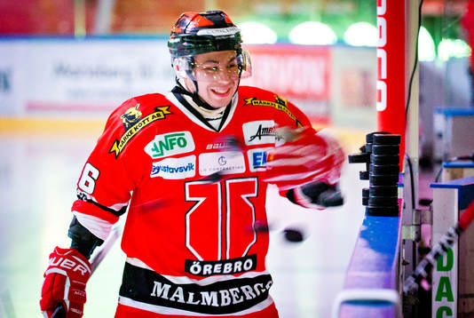 Örebros Greg Squires puttar ned uppvärmningspuckarna