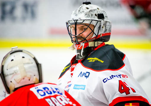 Malmö Redhawks målvakt Cristopher Nihlstorp pratar med