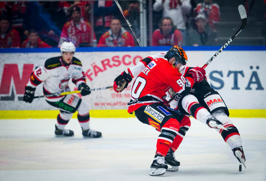 Örebros Libor Hudacek tacklar Malmö Redhawks Rhett