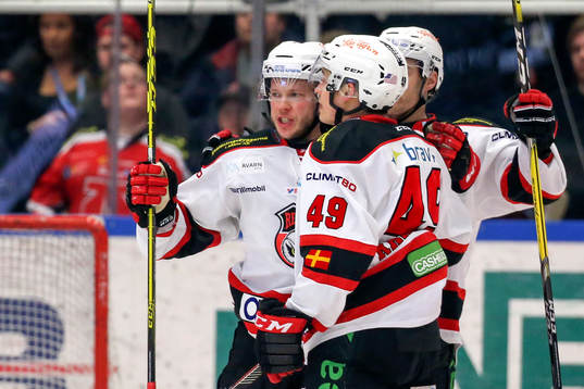 Malmö Redhawks Rhett Rakhshani jublar med lagkamrater