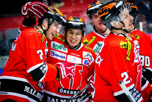 Örebros Greg Squires gör 1-1 och jublar