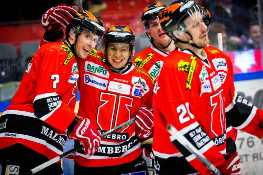 Örebros Greg Squires gör 1-1 och jublar