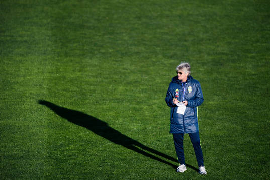 Sveriges förbundskapten Pia Sundhage antecknar