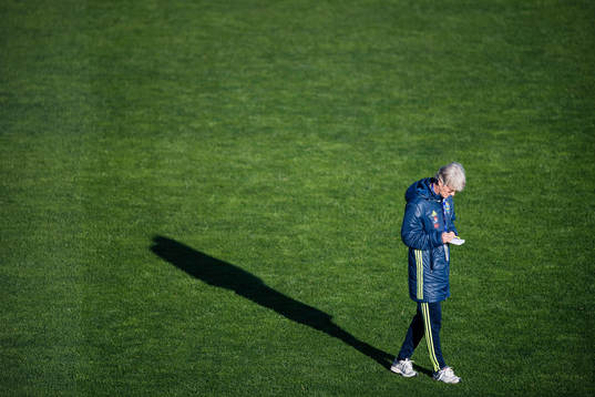 Sveriges förbundskapten Pia Sundhage antecknar