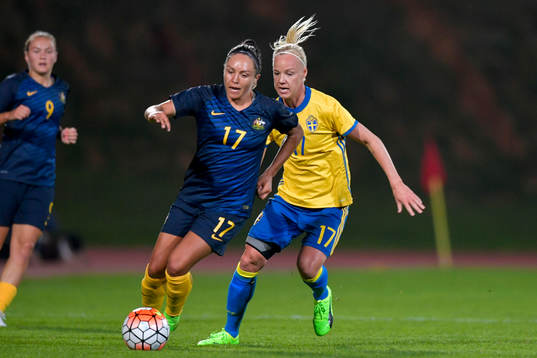 Australiens Kyah Simon och Sveriges Caroline Seger