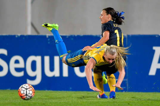 Australiens Hayley Raso fäller Sveriges Stina Blackstenius