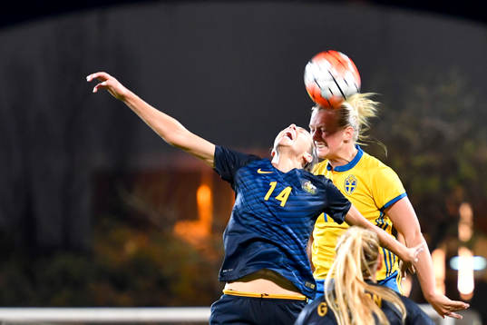 Sveriges Stina Blackstenius och Australiens Alanna Kennedy