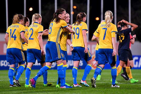 Sveriges Lotta Schelin  jublar med lagkamrater