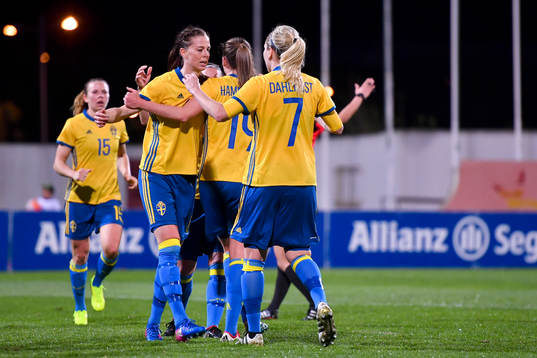 Sveriges Lotta Schelin jublar med Pauline Hammarlund och