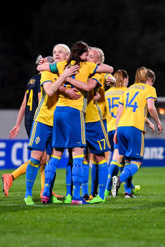 Sveriges Lotta Schelin  jublar med lagkamrater