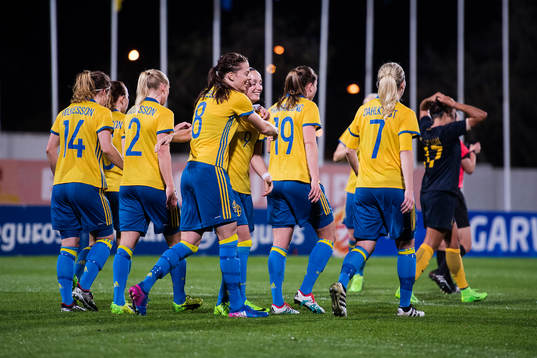 Sveriges Lotta Schelin jublar med Kosovare Asllani och Lisa