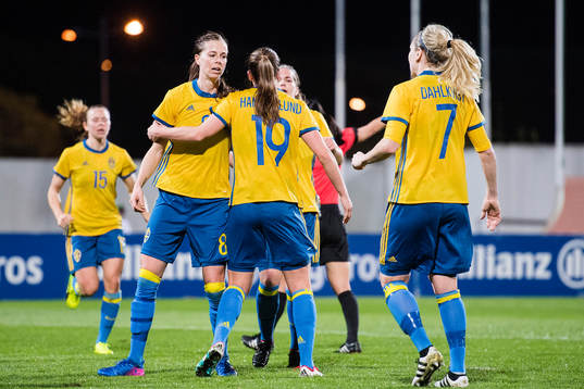 Sveriges Lotta Schelin gör 0-1 och jublar med Pauline