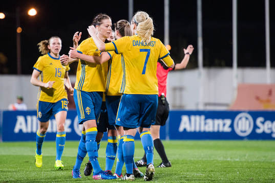 Sveriges Lotta Schelin gör 0-1 och jublar med Lisa