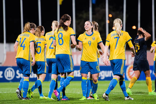 Sveriges Lotta Schelin  gör 0-1 och jublar med Hanna