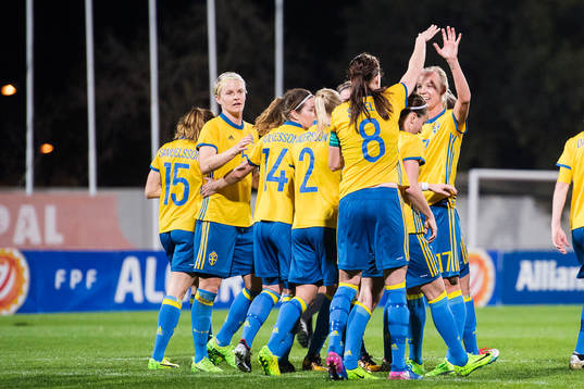 Sveriges Lotta Schelin  gör 0-1 och jublar med Nilla