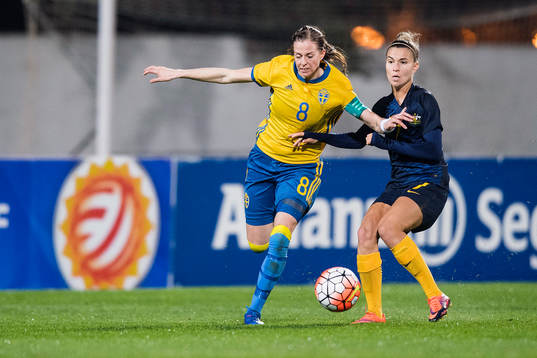Sveriges Lotta Schelin  och Australiens Stephanie Catley