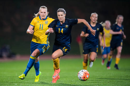 Sveriges Stina Blackstenius och Australiens Alanna Kennedy