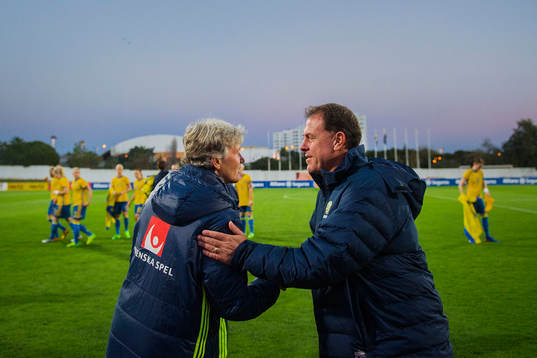Sveriges förbundskapten Pia Sundhage hälsar på