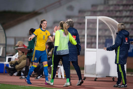 Sveriges Lotta Schelin ger en high five till